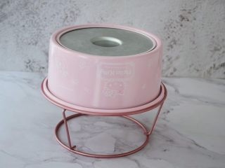 16、八寸中空红丝绒戚风蛋糕,烤好马上取出震一下，然后倒扣晾凉再脱模