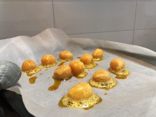 2、新晋咸口网红——海苔肉松咸蛋黄雪花酥,烤制8分钟至熟