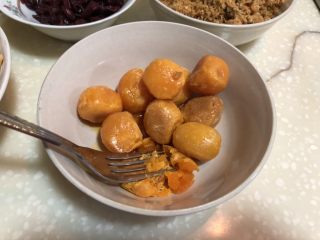 3、新晋咸口网红——海苔肉松咸蛋黄雪花酥,用叉子把咸蛋黄碾碎