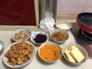 4、新晋咸口网红——海苔肉松咸蛋黄雪花酥,提前准备好材料,如果一边做一边称重加材料,雪花酥很容易会糊底的哦