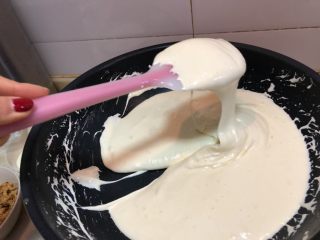 13、新晋咸口网红——海苔肉松咸蛋黄雪花酥,现在一个状态很好的棉花糖液就完成了。关火。倒入奶粉搅拌均匀。如果想要雪花酥硬一点,就在小火多炒十秒钟。如果想软一点,就直接关火了倒奶粉搅拌均匀
