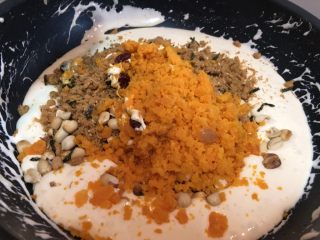 14、新晋咸口网红——海苔肉松咸蛋黄雪花酥,把准备好的配料(除装饰用的)全部倒入锅中。稍稍搅拌一下,大致混匀