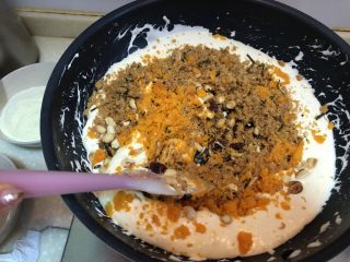 15、新晋咸口网红——海苔肉松咸蛋黄雪花酥,事实证明,想要吃到更多肉松的可以再加再加!这个配方是微微咸口+甜口的感觉,想要更多咸口口感的话可以再加点咸蛋黄和肉松