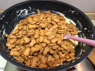 17、新晋咸口网红——海苔肉松咸蛋黄雪花酥,倒入饼干,我用过小葫芦和消化饼干,消化饼干做出来的雪花酥样子会更好,但是入口是很粉的感觉。小葫芦整形不好整形,但是口感是甜甜酥脆的感觉。会更好吃