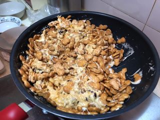 18、新晋咸口网红——海苔肉松咸蛋黄雪花酥,刚开始可以先用刮刀翻拌,后面就需要动手啦!