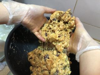 20、新晋咸口网红——海苔肉松咸蛋黄雪花酥,现在用手拿起来翻拌,里面的拉丝会越来越明显哦!