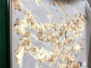 21、新晋咸口网红——海苔肉松咸蛋黄雪花酥,烤盘上预先撒上肉松和奶粉,摊平分布均匀一些。我用的是28×28的模具,事实证明不铺油纸会粘的爸爸都不认识