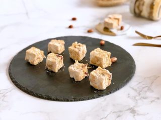 26、新晋咸口网红——海苔肉松咸蛋黄雪花酥,咸口的肉松咸蛋黄配上甜口的蔓越莓和奶粉,一口气可以吃上一大份都不觉得腻!