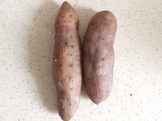 2、适合三高人士的无糖无油红豆沙,红薯要选择甜度高的,提前用蒸锅蒸熟备用。红薯不仅可以增加甜度,也可以增加红豆沙的黏稠度