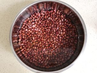 5、适合三高人士的无糖无油红豆沙,注意红豆的变化:第二天早上,红豆吃饱了水分,变的软了一些,同时也变的饱满了,这时的红豆完全泡开了,可以煮红豆了