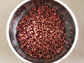6、适合三高人士的无糖无油红豆沙,注意红豆的变化:倒掉多余的水分,用水再清洗干净,看看红豆是不是更加饱满啊