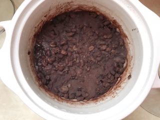 8、适合三高人士的无糖无油红豆沙,电煮锅慢火煲煮至红豆熟了就可以了,我用了两个小时左右