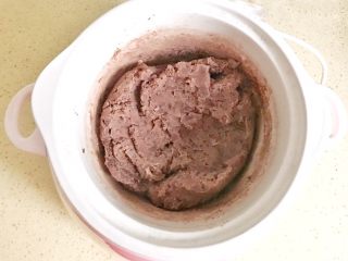 9、适合三高人士的无糖无油红豆沙,已经熟透了的红豆很好操作,用铲子就可以压碎成红豆泥了