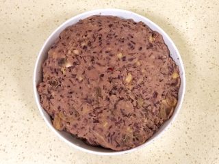 11、适合三高人士的无糖无油红豆沙,戴上一次性手套,用手搅拌均匀,成红豆泥