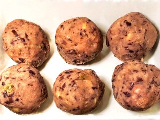 12、适合三高人士的无糖无油红豆沙,按照需要的大小,搓成红豆球