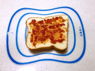 5、吐司披萨,在吐司上抹一层自制披萨酱（另有菜谱）