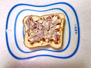 7、吐司披萨,再撒上一层圆葱