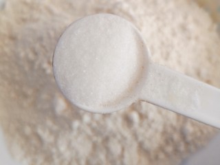 2、升级版烤白馍,面粉中加入盐