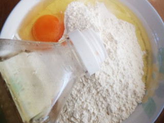 5、升级版烤白馍,倒入玉米油