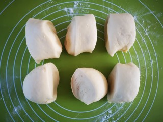 11、升级版烤白馍,将醒好的面团在揉面垫上揉均排气后分成6个小面团