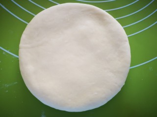 12、升级版烤白馍,把每个面团擀成面饼