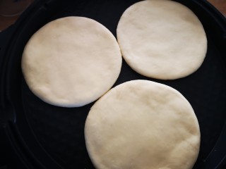 13、升级版烤白馍,将面饼放入预热好的电饼铛中，盖上盖子压下功能键(大饼)