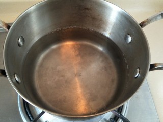 1、解决不消泡不塌腰完美de海绵蛋糕,烧一锅水煮沸后关火。