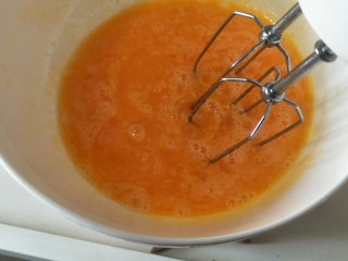 5、解决不消泡不塌腰完美de海绵蛋糕,准备打发蛋液啦。