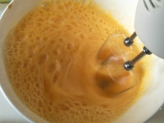 6、解决不消泡不塌腰完美de海绵蛋糕,打蛋器开高速，一边旋转一边打发四分半。分钟。