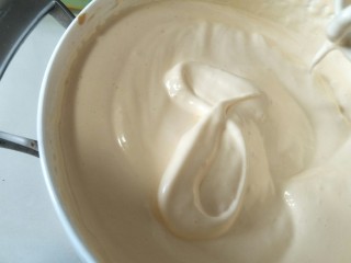 8、解决不消泡不塌腰完美de海绵蛋糕,提起打蛋头。纹路不消失。可以把底下的热水拿走啦。