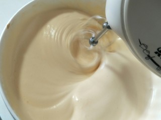 9、解决不消泡不塌腰完美de海绵蛋糕,打蛋器开低速缓慢打发，整理气泡两分钟。要把刚刚打进去的大气泡打出去，只留下细腻的小气泡面糊变得有光泽。