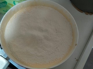 11、解决不消泡不塌腰完美de海绵蛋糕,过筛放入面糊中哦。要分开放，不要集中在一处，不然会消泡。