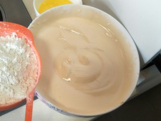 10、解决不消泡不塌腰完美de海绵蛋糕,加入100克过筛的面粉。