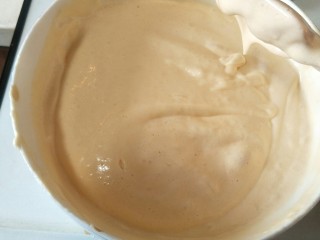 15、解决不消泡不塌腰完美de海绵蛋糕,继续搅拌两下，面糊马上有光泽起来了。