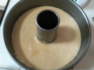 16、解决不消泡不塌腰完美de海绵蛋糕,倒入模具中，用六寸的活底模具也完全OK。