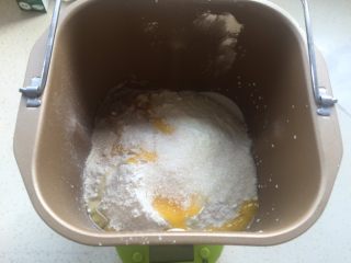 1、mini小餐包,先放牛奶和盐，再放面粉，细砂糖、奶粉酵母和全蛋液。黄油可以揉5分钟后再加入。