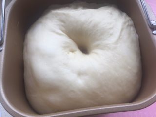 4、mini小餐包,注意看状态，发酵到手戳洞不明显回缩即可。我今天快发到3倍了。