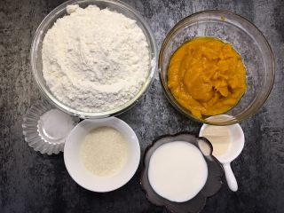 1、南瓜造型馒头,准备好所有食材