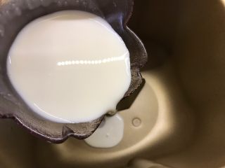 4、南瓜造型馒头,面包机里倒入牛奶