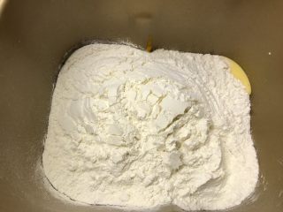 6、南瓜造型馒头,加入面粉