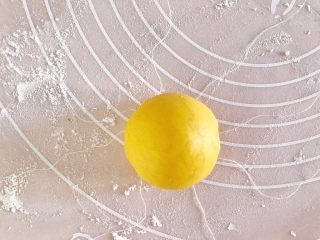 11、南瓜造型馒头,将面团放在棉线的节点上