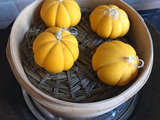 14、南瓜造型馒头,冷水下锅水烧开后改中火，两层蒸半小时