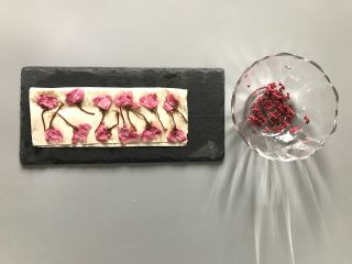 2、樱花天使纸杯蛋糕,用纸巾控干水分，留出12朵作装饰用，其余切碎备用。