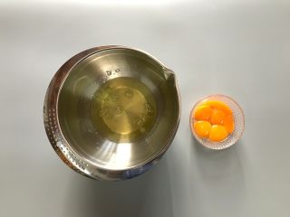 5、樱花天使纸杯蛋糕,蛋白放入无油无水干净的盆里。