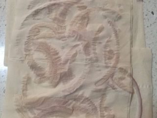 9、鲜虾火腿披萨,9.因为洋葱和青椒水分比较多,所以尽量切薄一点,用两片厨房纸巾夹着,按压,洗掉多余的水份。