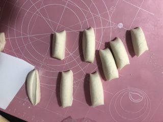 13、紫薯甜饼,面团搓成长条，切成等份的小剂子