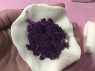 15、紫薯甜饼,加入紫薯馅