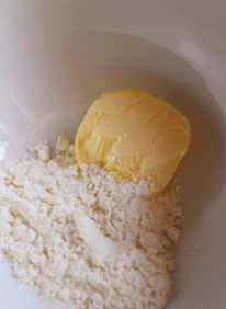 1、法式奶油蘑菇汤,白酱制作:黄油+低粉入碗中,微波炉加热1分钟