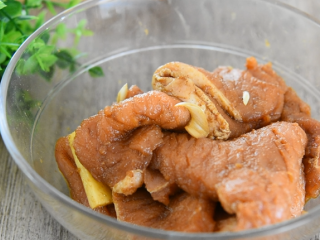 4、在家轻松炸猪排，色泽金黄有食欲！,抓匀，腌制10分钟