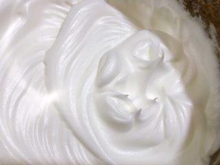 9、戚风小蛋糕,打发至偏干性发泡